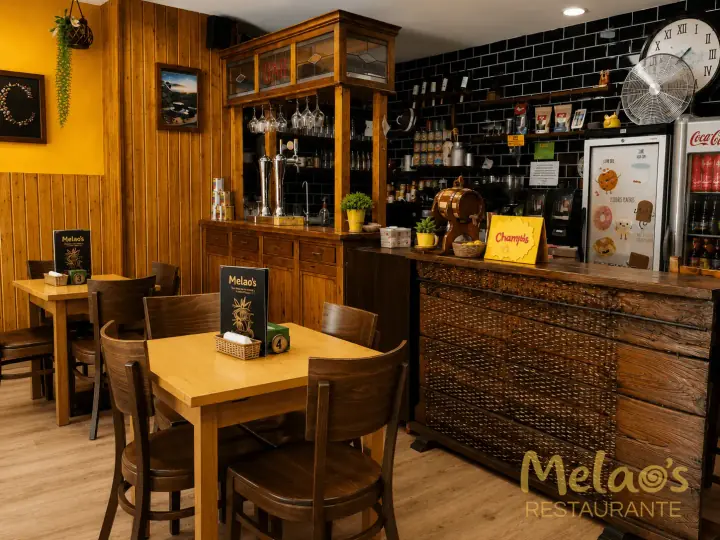 Zona de barra y comedor de Melao’s Restaurante
