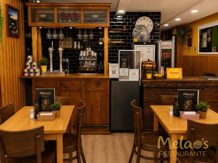 Barra de Melao’s con detalles de madera y mesas preparadas