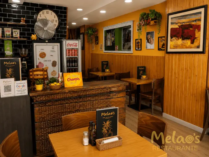 Rincón del restaurante Melao’s con barra, mesas y decoración cálida
