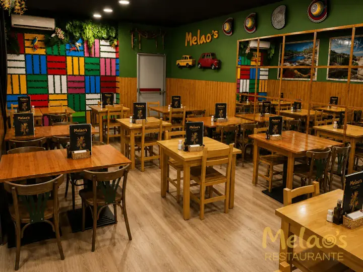 Salón interior amplio de Melao’s con decoración colorida colombiana